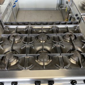 Cucina professionale tuttapiastra a gas su armadio aperto profondità 700 mm  - mod. TT70/70